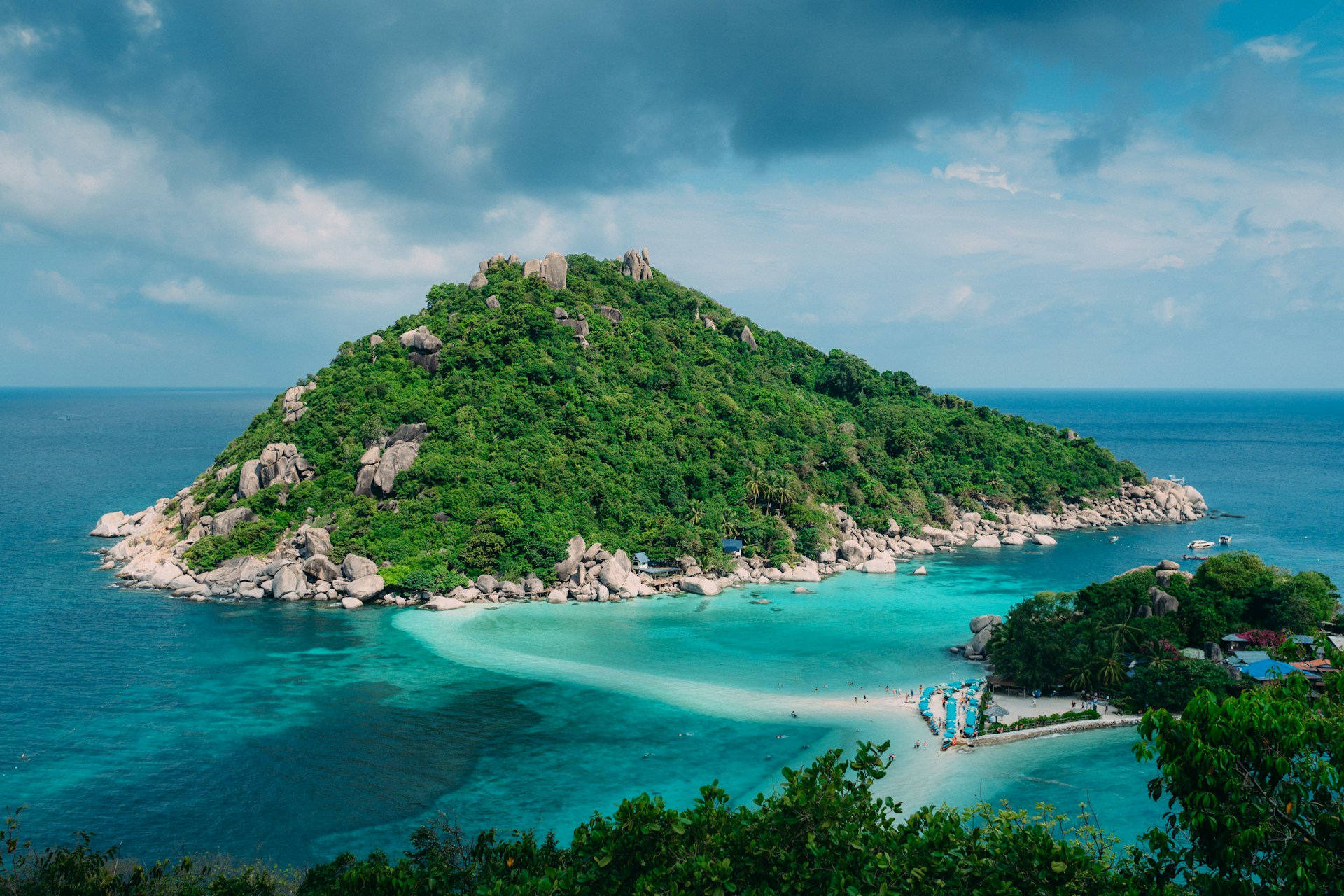 Thailand vs Maldives: Choosing Your Ideal Tropical Getaway